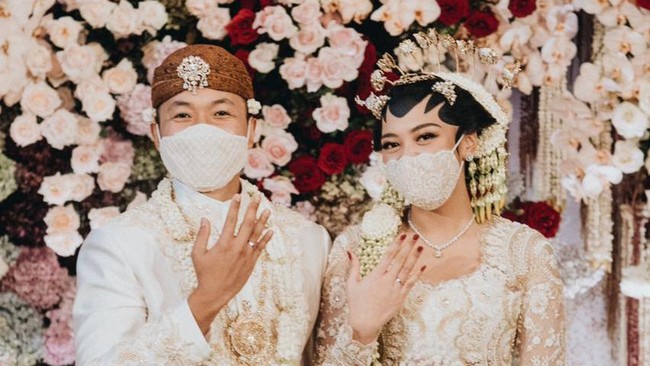 Putri Tanjung dan Guinandra Jatikusumo memperlihatkan cincin pernikahan mereka usai resmi menjadi sepasang suami - istri. Samuel Rustandi/Morden.co