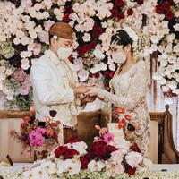 Sementara itu, Guinandra Jatikusumo tampak gagah dengan beskap senada lengkap berblangkon. Samuel Rustandi/Morden.co