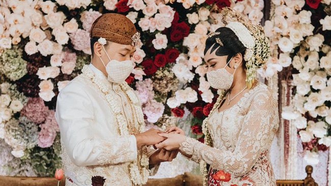 Sementara itu, Guinandra Jatikusumo tampak gagah dengan beskap senada lengkap berblangkon. Samuel Rustandi/Morden.co