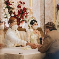 Dibuka dengan lantunan ayat Alquran, prosesi akad berlangsung secara khidmat. Guinandra pun dengan lancar mengucapkan ijab kabul. Ia memberikan mas kawin berupa emas 199 gram dan seperangkat alat salat. Samuel Rustandi/Morden.co