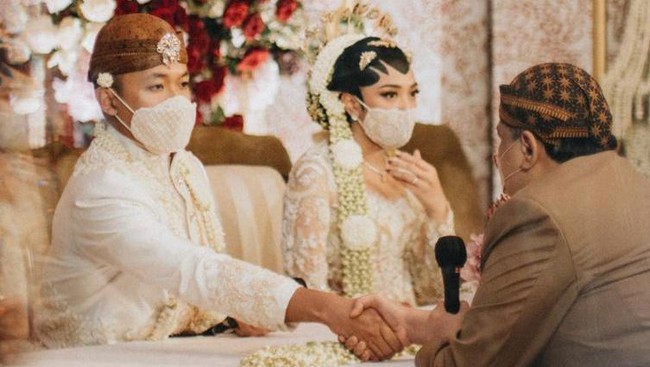 Dibuka dengan lantunan ayat Alquran, prosesi akad berlangsung secara khidmat. Guinandra pun dengan lancar mengucapkan ijab kabul. Ia memberikan mas kawin berupa emas 199 gram dan seperangkat alat salat. Samuel Rustandi/Morden.co