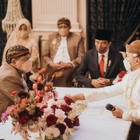 Dalam akad nikah tersebut, bertindak sebagai penghulu adalah Kepala KUA Menteng H. Thowilan. Ayah Putri Tanjung, Prof. DR. drg. Chairul Tanjung, M.B.A., menjadi wali nikah. Adapun saksi pernikahan dari pihak mempelai wanita adalah Presiden Joko Widodo. Sementara itu, presiden ke-6 RI Susilo Bambang Yudhoyono hadir sebagai saksi dari pihak Guinandra. Samuel Rustandi/Morden.co