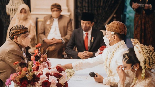 Dalam akad nikah tersebut, bertindak sebagai penghulu adalah Kepala KUA Menteng H. Thowilan. Ayah Putri Tanjung, Prof. DR. drg. Chairul Tanjung, M.B.A., menjadi wali nikah. Adapun saksi pernikahan dari pihak mempelai wanita adalah Presiden Joko Widodo. Sementara itu, presiden ke-6 RI Susilo Bambang Yudhoyono hadir sebagai saksi dari pihak Guinandra. Samuel Rustandi/Morden.co
