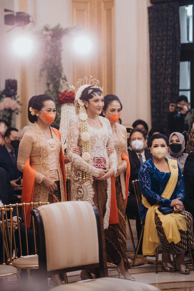 Aksi Putri dan Guinandra melempar sirih tersebut ke arah jantung pasangannya sempat mengundang tawa para tamu. Presiden ke-6 RI Susilo Bambang Yudhoyono dan keluarga, Menteri Dalam Negeri Tito Karnavian, dan sejumlah tokoh turut menyaksikan prosesi tersebut. (Foto: Samuel Rustandi/Morden.co)