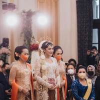 Akad nikah digelar dalam nuansa Jawa yang kental. Kedua mempelai tampil serasi dengan busana pengantin adat Solo. Kebaya off white dengan detail Swarovski dan payet berwarna emas, silver dan krem, dengan sentuhan batik jumputan bernuansa merah sukses memancarkan pesona Putri. Samuel Rustandi/Morden.co