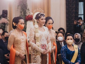 Gelak Tawa Chairul Tanjung di Upacara Panggih Pernikahan Putri Tanjung