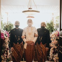 Akad nikah Putri Tanjung dengan Guinandra Jatikusumo berlangsung Minggu (20/3/2022), pukul 09.21 di kediaman ayah mempelai wanita, Chairul Tanjung, di kawasan Menteng, Jakarta Pusat. Samuel Rustandi/Morden.co