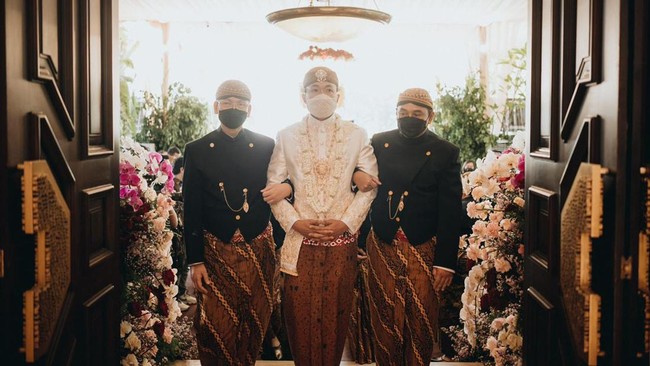 Akad nikah Putri Tanjung dengan Guinandra Jatikusumo berlangsung Minggu (20/3/2022), pukul 09.21 di kediaman ayah mempelai wanita, Chairul Tanjung, di kawasan Menteng, Jakarta Pusat. Samuel Rustandi/Morden.co