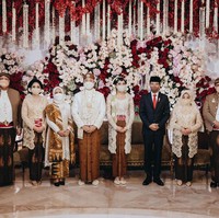 Presiden Jokowi dan istri, Iriana, berpose bersama kedua mempelai Putri Tanjung dan Guinandra Jatikusumo serta kedua orangtua mempelai, termasuk Chairul Tanjung. Samuel Rustandi/Morden.co