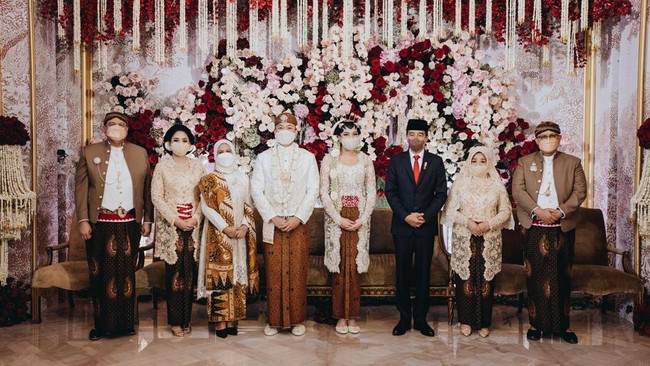Presiden Jokowi dan istri, Iriana, berpose bersama kedua mempelai Putri Tanjung dan Guinandra Jatikusumo serta kedua orangtua mempelai, termasuk Chairul Tanjung. Samuel Rustandi/Morden.co