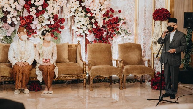 Prosesi akad nikah Putri Tanjung dan Guinandra ditutup dengan pemberian nasihat dan doa dari Wakil Presiden RI Maruf Amin. Maruf mendoakan Putri dan Guinandra menjadi keluarga yang sakinah mawaddah dan warahmah. Samuel Rustandi/Morden.co