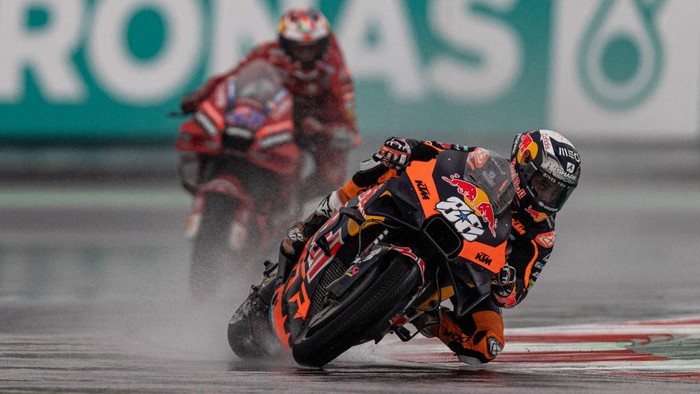 LOMBOK, INDONESIA - MARCH 19: MotoGP rider Miguel Oliveira #88 of Portugal and Red Bull KTM Factory Racing competes during the qualifying round of the MotoGP Grand Prix of Indonesia at Mandalika International Street Circuit on March 19, 2022 in Lombok, Indonesia. (Photo by Robertus Pudyanto/Getty Images)