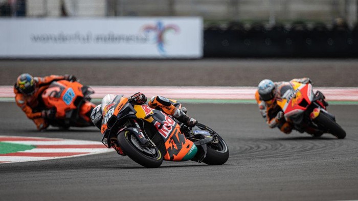 Aksi Miguel Oliveira, Sesi Latihan Bebas hingga Juara MotoGP Mandalika LOMBOK, INDONESIA - MARCH 19: MotoGP rider Miguel Oliveira #88 of Portugal and Red Bull KTM Factory Racing competes during the qualifying round of the MotoGP Grand Prix of Indonesia at Mandalika International Street Circuit on March 19, 2022 in Lombok, Indonesia. (Photo by Robertus Pudyanto/Getty Images)