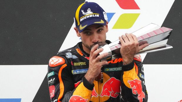 Aksi Miguel Oliveira, Sesi Latihan Bebas hingga Juara MotoGP Mandalika Portugal's rider Miguel Aliveira of Red Bull KTM Factory Racing celebrates victory after winning the Moto GP Pertamina Grand Prix of Indonesia at Pertamina Mandalika Circuit in Mandalika, Lombok Island, Indonesia, Sunday, March 20, 2022.(AP Photo/Achmad Ibrahim)