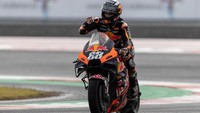 Miguel Oliveira yang sukses memenangi MotoGP Mandalika 2022 menambah poinnya sebanyak 25 angka sehingga kini ada di posisi keempat pada klasemen sementara. Getty Images/Robertus Pudyanto