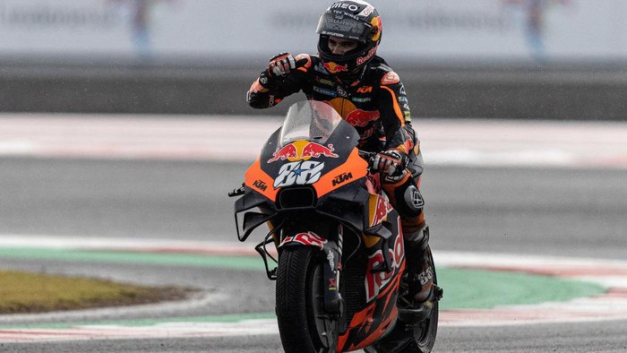LOMBOK, INDONESIA - MARCH 19: MotoGP rider Miguel Oliveira #88 of Portugal and Red Bull KTM Factory Racing competes during the qualifying round of the MotoGP Grand Prix of Indonesia at Mandalika International Street Circuit on March 19, 2022 in Lombok, Indonesia. (Photo by Robertus Pudyanto/Getty Images)