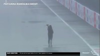 Rara beraksi di tengah derasnya hujan yang turun. Foto: Youtube MotoGP