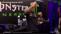 Fabio Quartararo bahkan terlihat memparodikan aksi tersebut. Foto: Youtube MotoGP