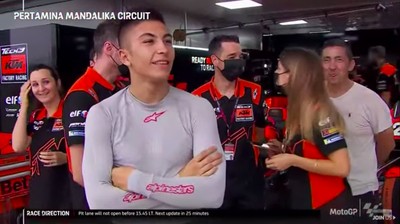 Ekspresi Pebalap MotoGP Lihat Aksi Pawang Hujan di Sirkuit Mandalika