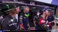 Aksi pawang hujan Rara Isti Wulandari mencuri perhatian para pebalap MotoGP. Andrea Dovizioso dibikin melongo. Foto: Youtube MotoGP