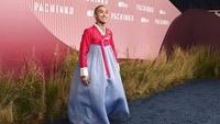 Ia mengaku menyukai warna hanbok tersebut dan sulaman bunga nasional Korea Selatan yang membuatnya bangga saat mengenakannya. Foto: Jordan Strauss/Invision/AP/Jordan Strauss