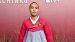 Pakai Hanbok di Premier Pachinko, Aktor Jin Ha Curi Perhatian