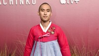 Hanbok merupakan baju tradisional Korea, dan yang dikenakan oleh Jin Ha adalah yang biasa dikenakan oleh perempuan. Foto: Jordan Strauss/Invision/AP/Jordan Strauss