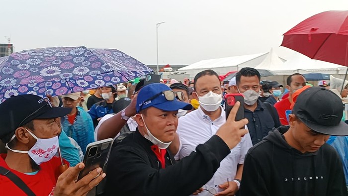 Anies Baswedan dikerubuti selfie saat di Sirkuit Mandalika