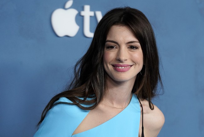 Kecantikan Anne Hathaway pun tak luput dari sanjungan netizen. Ada yang berkomentar, Dia bersinar, seperti tak menua. (Foto: Chris Pizzello/Invision/AP)