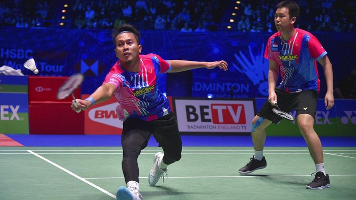 Bagas/Fikri Juara All England 2022 Indonesia's Muhammad Shohibul Fikri, left, and Bagas Maulana celebrate after defeating their compatriots Mohammad Ahsan and Hendra Setiawan during their men's doubles final match at the All England Open Badminton Championships in Birmingham, England, Sunday, March 20, 2022. (AP Photo/Rui Vieira)