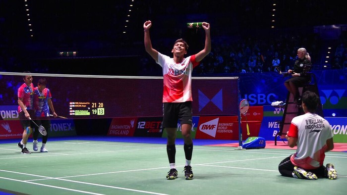 Bagas/Fikri Juara All England 2022 Indonesia's Muhammad Shohibul Fikri, left, and Bagas Maulana celebrate after defeating their compatriots Mohammad Ahsan and Hendra Setiawan during their men's doubles final match at the All England Open Badminton Championships in Birmingham, England, Sunday, March 20, 2022. (AP Photo/Rui Vieira)