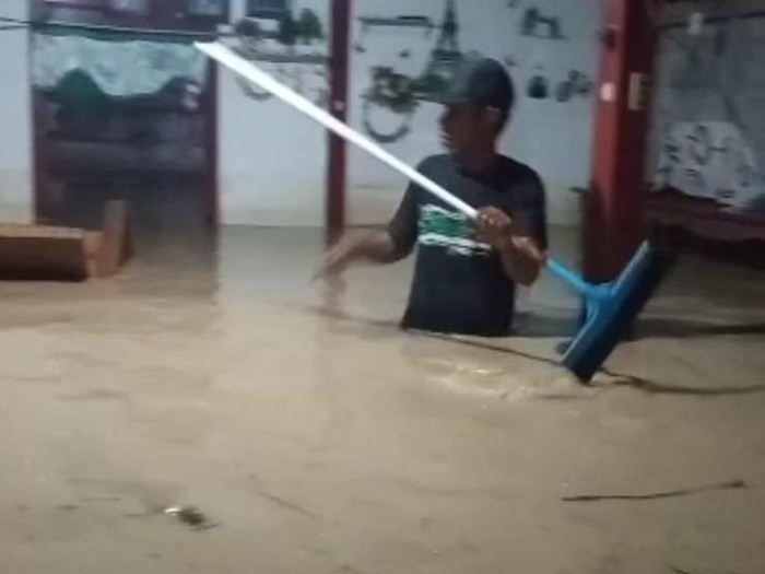 Banjir kembali terjadi di Desa/Kecamatan Gondang. Banjir melanda 97 rumah warga.
