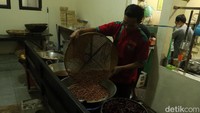 Pilihan tetap menjaga harga di tengah mahalnya minyak goreng ini dilakoni pengelola Batagor H Isan di Jalan Bojongloa, Kota Bandung.