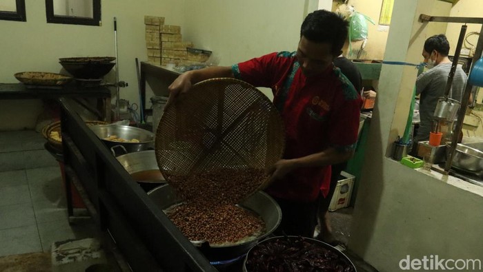 Batagor Legendaris Bandung Pilih Jaga Harga di Tengah Mahalnya Minyak Goreng Kenaikan harga minyak goreng yang terjadi dirasakan oleh pengusaha kuliner di Kota Bandung, Jawa Barat. Salah satunya kuliner legendaris Batagor H Isan yang berada di Jalan Bojongloa, Kota Bandung, Minggu, 20/3/2022.