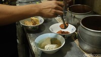 Nano berujar, minyak goreng yang digunakan Batagor H Isan adalah minyak curah nomor 1 dengan kemasan jeriken. Harga per kilogramnya mencapai Rp37 ribu.