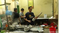 Sebelum dilanda kenaikan minyak goreng, pengusaha kuliner satu ini juga dihantam kenaikan harga kedelai. Seperti diketahui, Batagor H Isan menggunakan tahu sebagai salah satu bahan baku utama.
