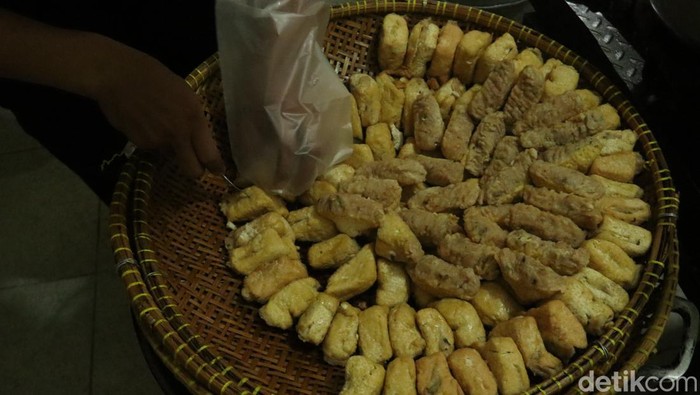 Kenaikan harga minyak goreng yang terjadi dirasakan oleh pengusaha kuliner di Kota Bandung, Jawa Barat. Salah satunya kuliner legendaris Batagor H Isan yang berada di Jalan Bojongloa, Kota Bandung, Minggu, 20/3/2022.