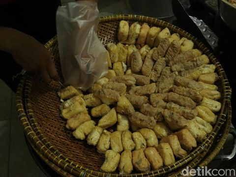 Kenaikan harga minyak goreng yang terjadi dirasakan oleh pengusaha kuliner di Kota Bandung, Jawa Barat. Salah satunya kuliner legendaris Batagor H Isan yang berada di Jalan Bojongloa, Kota Bandung, Minggu, 20/3/2022.