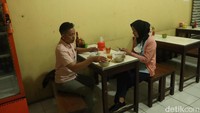 Setiap harinya, Batagor H Isan membutuhkan 8 kilogram minyak goreng curah. Meski begitu, Nano mengatakan, dirinya belum ada rencana menaikan harga batagor yang dijualnya.
