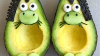 Nah hasil kreasi ini bisa jadi trik kalau kamu punya anak yang tidak suka makan alpukat. Buah hijau yang tinggi nutrisi ini dibentuk seperti kuda mungil.  Foto: Instagram @foodbites