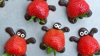 Selain mengandalkan buah, Sine juga menambahkan cokelat dan springkle pada buah hias ini. Salah satu kreasi mungilnya ini terbuat dari strawberry. Foto: Instagram @foodbites