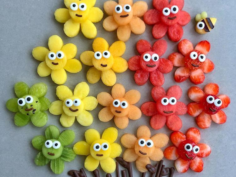 Warna-warni Cantik Buah Potong yang Berbentuk Hewan dan Bunga