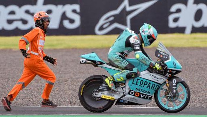 Leopard Racings Italian rider Dennis Foggia tries to start up the engine after crashing during the qualifying session for the Indonesian Grand Prix Moto3 race at the Mandalika International Circuit at Kuta Mandalika in Central Lombok on March 19, 2022. (Photo by BAY ISMOYO / AFP)