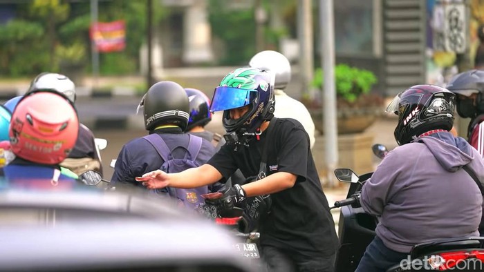 Doni Salmanan membagi-bagikan uang kepada pengendara di Jl Cihampelas