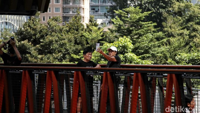 Duh, Pengunjung JPO Pinisi Asyik Foto-foto Sampai Abai Prokes Jembatan Penyeberangan Orang (JPO) Pinisi menjadi daya tarik bagi warga, tak heran jika banyak yang datang untuk berfoto. Namun sayang, masih ada sejumlah warga yang abai prokes, Minggu, 20/3/2022.