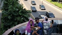 Terlihat sejumlah warga asyik foto-foto hingga berkerumun dan membuka masker. Padahal petugas selalu mengimbau untuk menjalankan prokes.