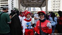 Pengunjung JPO Pinisi nampak berkerumun dan membuka maskernya.