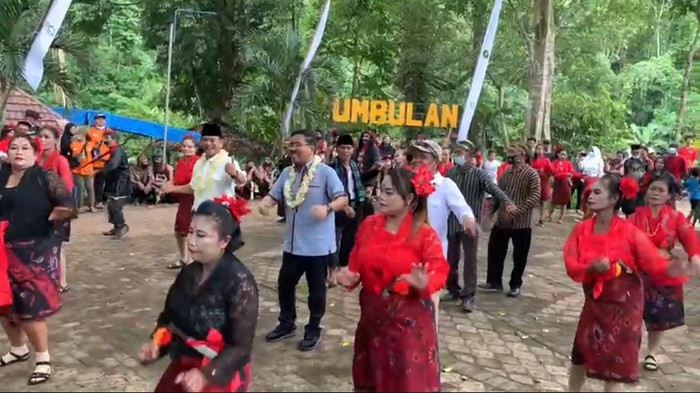 Wakil Ketua DPRD Jatim Anwar Sadad mengunjungi Wakil Ketua DPRD Jatim Anwar Sadad mengunjungi Ekowisata Umbulan yang menjadi andalan Bumdes di Dusun Umbulrejo, Desa Pamotan, Kecamatan Dampit, Kabupaten Malang. Kunjungan itu pada Sabtu (19/3/2022).  yang menjadi andalan Bumdes di Dusun Umbulrejo, Desa Pamotan, Kecamatan Dampit, Kabupaten Malang. Kunjungan itu pada Sabtu (19/3/2022).