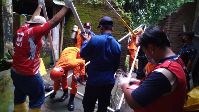 Tim pencari mengevakuasi lansia yang kecebur sumur di Kulon Progo, Minggu (20/3/2022).
