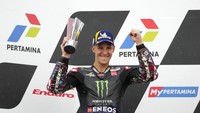 Fabio Quartararo akhirnya naik podium di MotoGP Mandalika, Minggu (20/3). Quartararo finis di peringkat kedua, di bawahnya Miguel Oliveira dan disusul oleh Johann Zarco (AP/Achmad Ibrahim)